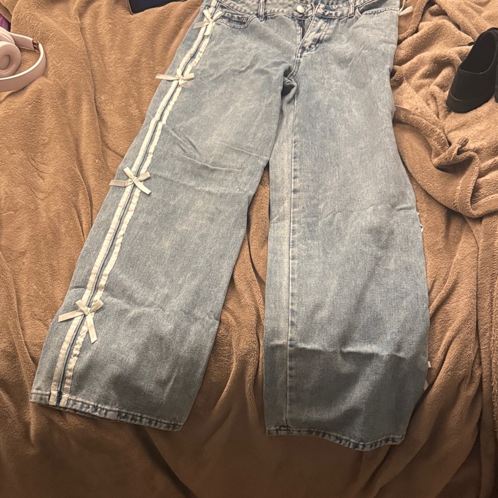 Stylish Blue Jeans with Bow Accents